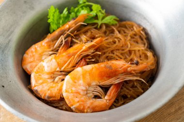 Güveçte veya fırında karides ve cam erişte veya vermicelli karides.
