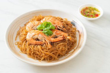 Güveçte veya fırında karides ve cam erişte veya vermicelli karides.