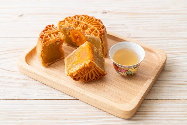 Chinesischer Mondkuchen Durian Und Eigelb Mit Tee Auf Holzteller — Stockfoto