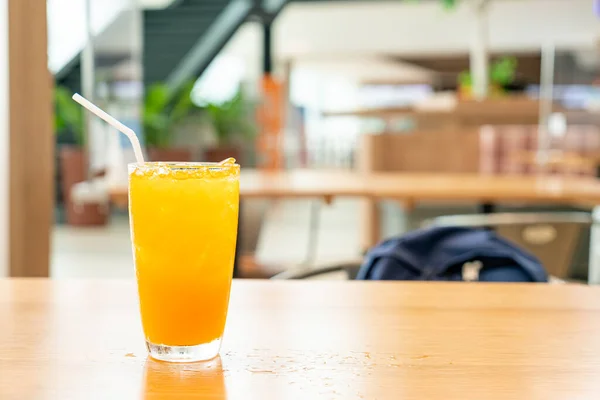 咖啡店木桌上的冰橙汁 — 图库照片