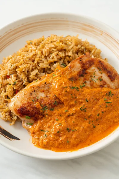Kırmızı köri soslu ızgara tavuk bifteği ve pilav. Müslüman usulü.