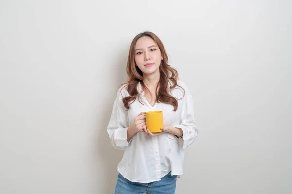 Retrato Hermosa Mujer Asiática Sosteniendo Taza Café Taza Sobre Fondo —  Fotos de Stock