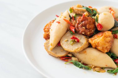 Baharatlı kızarmış balık köftesi ve şifalı otlar.