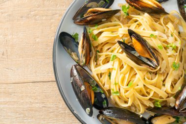Linguine spagetti makarna vongole beyaz şarap sosu İtalyan deniz ürünleri makarna ve midye