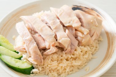 Tavuklu pilav ya da tavuk çorbası ile buğulanmış pirinç - Asya yemeği tarzı.