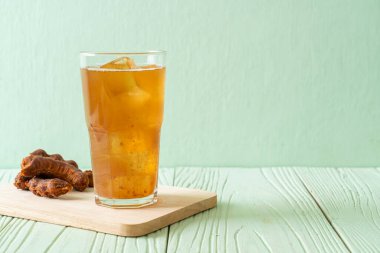 Lezzetli tatlı içecek demirhindi suyu ve buz küpü - sağlıklı içecek tarzı