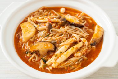 Tom Yum Çorbası ile karıştırılmış Baharatlı Mantar - Vejetaryen yemek tarzı