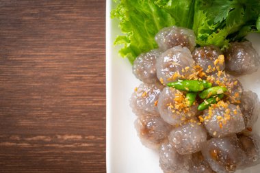 Şeffaf toplara Saku Sai Moo ya da buharda pişirilmiş Tapioca köfteleri deniyor.