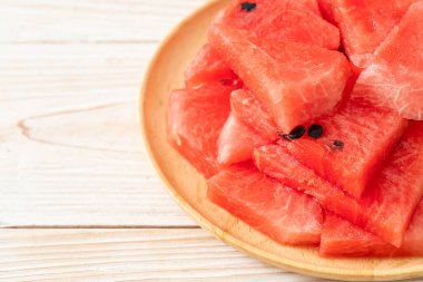 Tahta tabakta dilimlenmiş taze karpuz