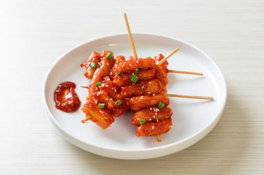 Kore usulü baharatlı soslu kızarmış Kore pirinç keki (Tteokbokki).