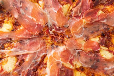 İtalyan usulü jambonlu ya da jambonlu pizza.