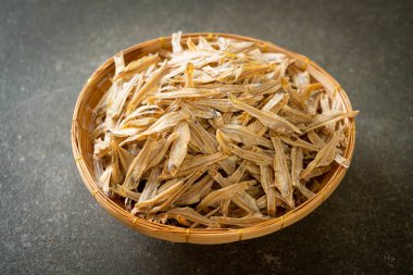 Kurutulmuş küçük çıtır balık.