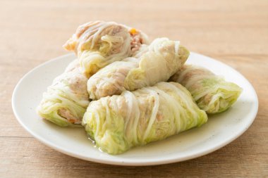 Çin lahanasına sarılı ev yapımı kıymalı domuz eti ya da haşlanmış lahana.