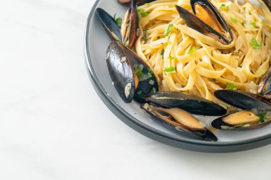 Linguine spagetti makarna vongole beyaz şarap sosu İtalyan deniz ürünleri makarna ve midye