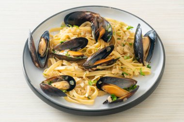 Linguine spagetti makarna vongole beyaz şarap sosu İtalyan deniz ürünleri makarna ve midye