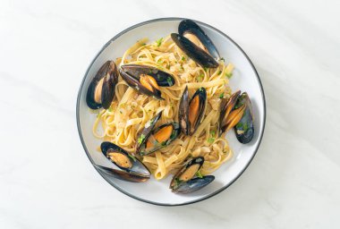 Linguine spagetti makarna vongole beyaz şarap sosu İtalyan deniz ürünleri makarna ve midye