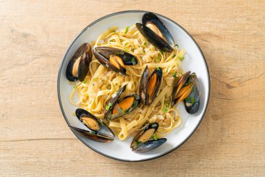 Linguine spagetti makarna vongole beyaz şarap sosu İtalyan deniz ürünleri makarna ve midye