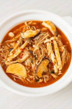 Tom Yum Çorbası ile karıştırılmış Baharatlı Mantar - Vejetaryen yemek tarzı