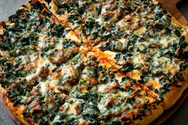 Tahta tepside ıspanaklı ve peynirli pizza. Vejetaryen ve vejetaryen yemek tarzı.