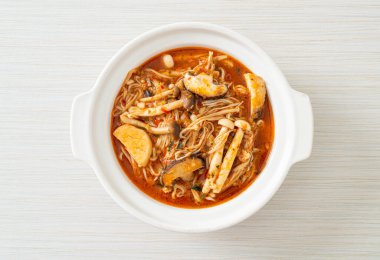 Tom Yum Çorbası ile karıştırılmış Baharatlı Mantar - Vejetaryen yemek tarzı