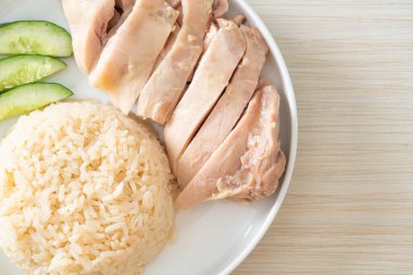 Tavuklu pilav ya da tavuk çorbası ile buğulanmış pirinç - Asya yemeği tarzı.