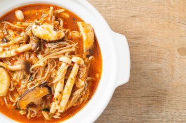 Tom Yum Çorbası ile karıştırılmış Baharatlı Mantar - Vejetaryen yemek tarzı