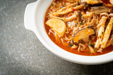 Tom Yum Çorbası ile karıştırılmış Baharatlı Mantar - Vejetaryen yemek tarzı