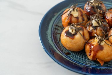 Takoyaki köftesi ya da ahtapot köftesi - Japon yemeği tarzı.