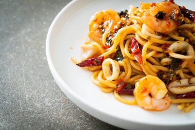 Baharatlı spagetti, karides, kalamar ve biberli kızarmış spagetti.