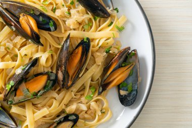 Linguine spagetti makarna vongole beyaz şarap sosu İtalyan deniz ürünleri makarna ve midye