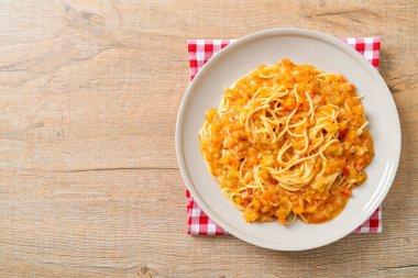 Kremalı domates soslu spagetti makarna veya pembe sos.