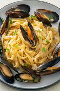 Linguine spagetti makarna vongole beyaz şarap sosu İtalyan deniz ürünleri makarna ve midye