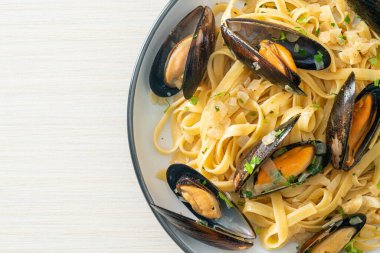 Linguine spagetti makarna vongole beyaz şarap sosu İtalyan deniz ürünleri makarna ve midye