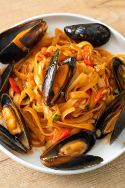 Midyeli, midyeli ve domates soslu spagetti, İtalyan yemeği tarzı.