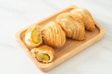 Körili puf böreği. Tahta tabakta doldurulmuş fasulye.