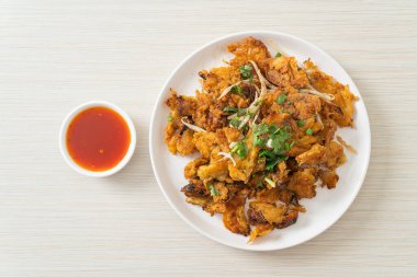 Yumurtalı kızarmış midye krepi - Tayland sokak yemeği tarzı