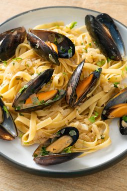 Linguine spagetti makarna vongole beyaz şarap sosu İtalyan deniz ürünleri makarna ve midye
