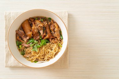 Kahverengi çorbada domuz budu çorbası, Asya yemeği tarzı.