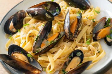 Linguine spagetti makarna vongole beyaz şarap sosu İtalyan deniz ürünleri makarna ve midye