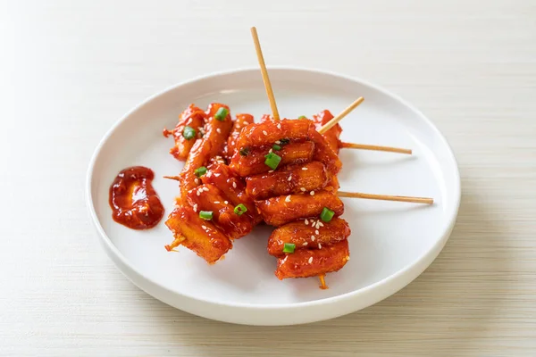 Pastel Arroz Coreano Frito Tteokbokki Pinchado Con Salsa Picante Estilo — Foto de Stock