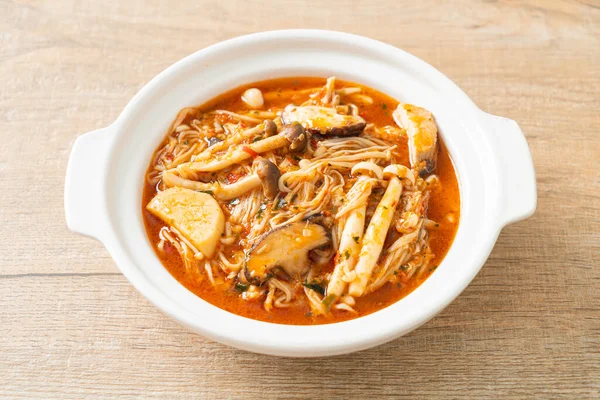 Stir Goreng Jamur Pedas Dengan Tom Yum Soup Vegan Dan — Stok Foto