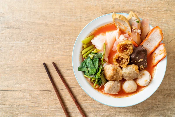 Fideos Con Albóndigas Sopa Rosa Fideos Yen Four Estilo Asiático — Foto de Stock