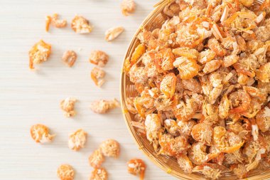 Kurutulmuş karides ya da kase içinde kurutulmuş tuzlanmış karides.