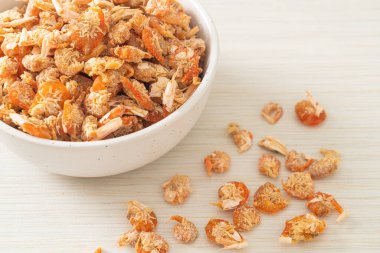 Kurutulmuş karides ya da kase içinde kurutulmuş tuzlanmış karides.