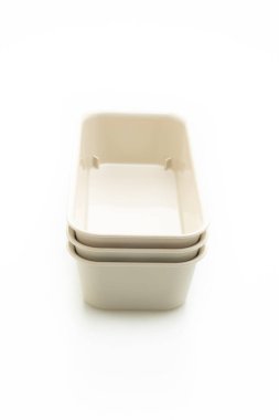 Beyaz arkaplanda plastik tepsi veya plastik kutu izole