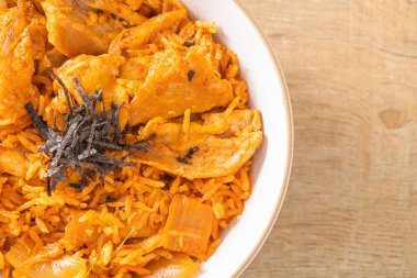 Kore usulü domuz dilimlenmiş kimchi pilavı.
