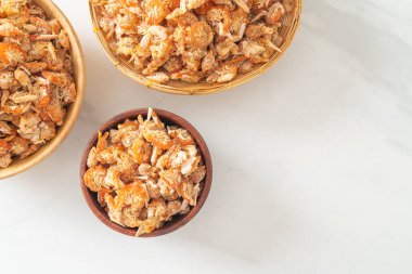 Kurutulmuş karides ya da kase içinde kurutulmuş tuzlanmış karides.