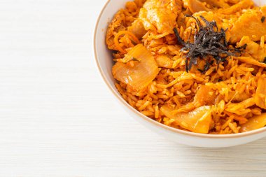 Kore usulü domuz dilimlenmiş kimchi pilavı.