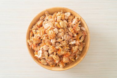 Kurutulmuş karides ya da kase içinde kurutulmuş tuzlanmış karides.