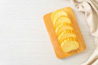 Tahtada dilimlenmiş patates ekmeği.